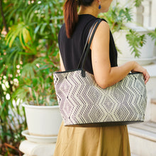 Load image into Gallery viewer, Shoulder bag "Lao Naga" (White/Black)