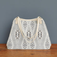 Load image into Gallery viewer, Shoulder bag "Jarai diamond" (White/White)