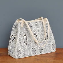Load image into Gallery viewer, Shoulder bag "Jarai diamond" (White/White)