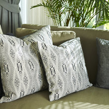 Load image into Gallery viewer, Cushion cover "Jarai Diamond" (White)(L)
