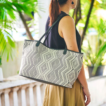 Load image into Gallery viewer, Shoulder bag "Lao Naga" (White/Black)
