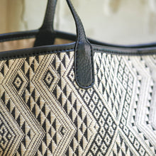 Load image into Gallery viewer, Shoulder bag "Lao Naga" (White/Black)
