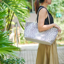 Load image into Gallery viewer, Shoulder bag "Lao Naga" (White/Light gray)
