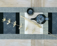 Load image into Gallery viewer, Table runner (Chenille contrast)(Gray/Blue)
