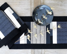 Load image into Gallery viewer, Table runner (Nan flower/Gray blue)
