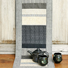 Load image into Gallery viewer, Table runner (Gray/Nan flower)
